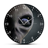 Espace extra-atmosphérique planète Alien horloge murale Extraterestrial Alien regardant la terre moderne montre murale pendaison horloge soucoupe homme Gag cadeau