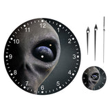 Espace extra-atmosphérique planète Alien horloge murale Extraterestrial Alien regardant la terre moderne montre murale pendaison horloge soucoupe homme Gag cadeau