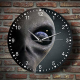 Espace extra-atmosphérique planète Alien horloge murale Extraterestrial Alien regardant la terre moderne montre murale pendaison horloge soucoupe homme Gag cadeau