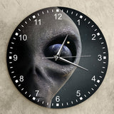 Espace extra-atmosphérique planète Alien horloge murale Extraterestrial Alien regardant la terre moderne montre murale pendaison horloge soucoupe homme Gag cadeau