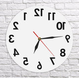 Horloge murale inversée chiffres inhabituels vers l'arrière horloge décorative moderne montre excellente montre pour votre mur